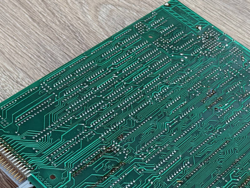 Flip the PCB to see that all the memory chips are wave soldered