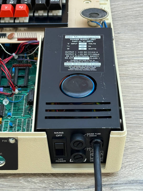 VT 25514 linear PSU is typical for this era